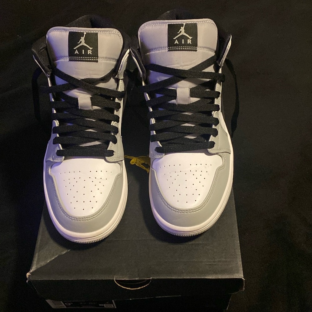 Jordan 1 Mid
Light Smoke Grey